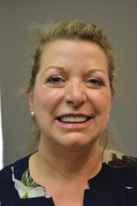 Šťastná pani Debora po absolvovaní ošetrenia pomocou zubných implantátov